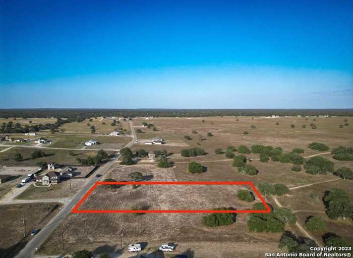 photo 2: 732 Lake Valley Dr, La Vernia TX 78121