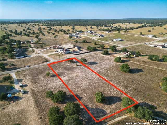 photo 3: 732 Lake Valley Dr, La Vernia TX 78121