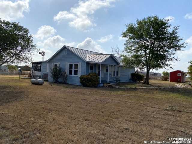 photo 3: 2667 COUNTY ROAD 134, Floresville TX 78114