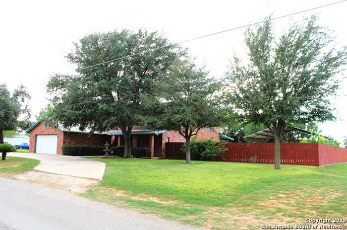 photo 2: 907 S Willow St, Pearsall TX 78061