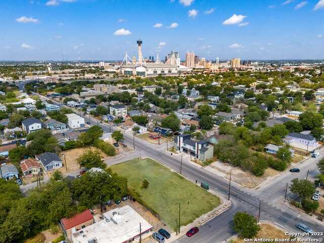 photo 2: 709 S PINE ST, San Antonio TX 78203