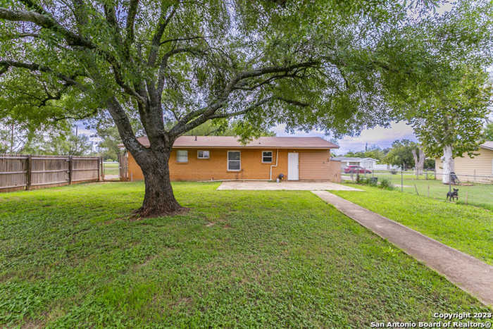 photo 9: 515 E Alabama St, Pearsall TX 78061