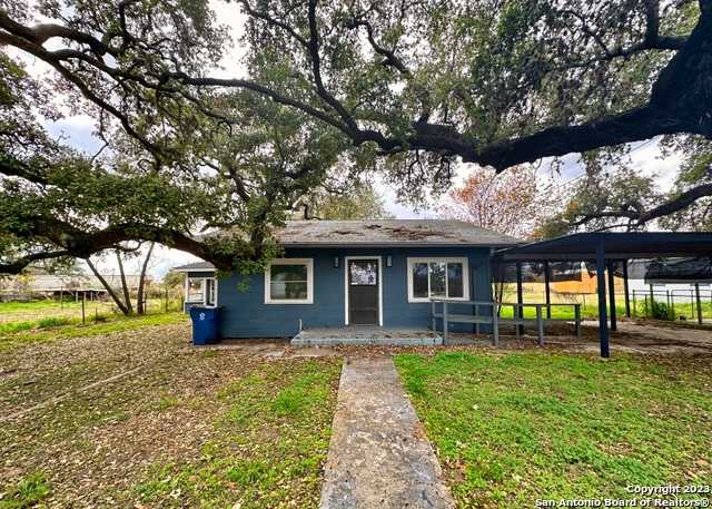 photo 3: 1521 1st St, Pleasanton TX 78064