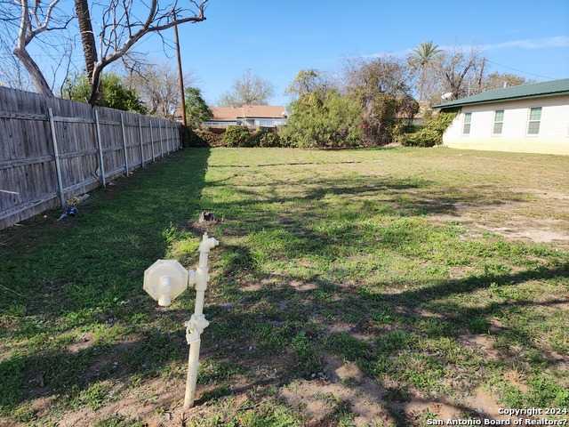 photo 1: 608 N 9th St, Carrizo Springs TX 78834