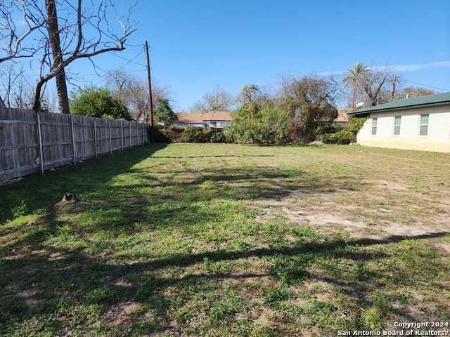 photo 2: 608 N 9th St, Carrizo Springs TX 78834