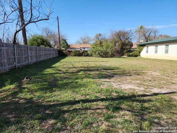 photo 2: 608 N 9th St, Carrizo Springs TX 78834