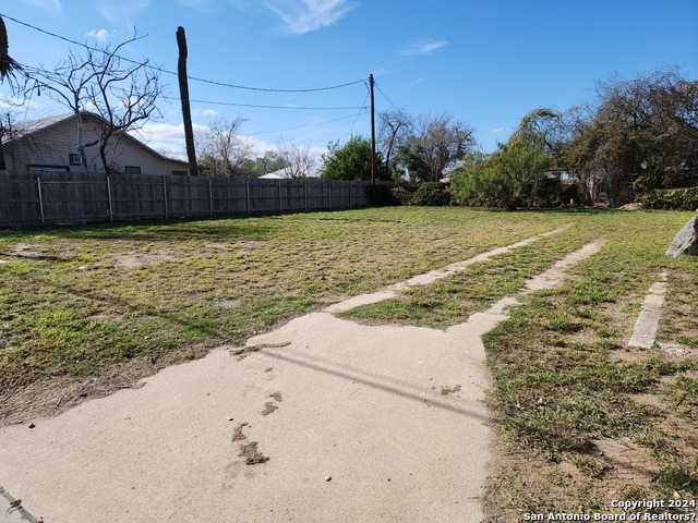 photo 3: 608 N 9th St, Carrizo Springs TX 78834