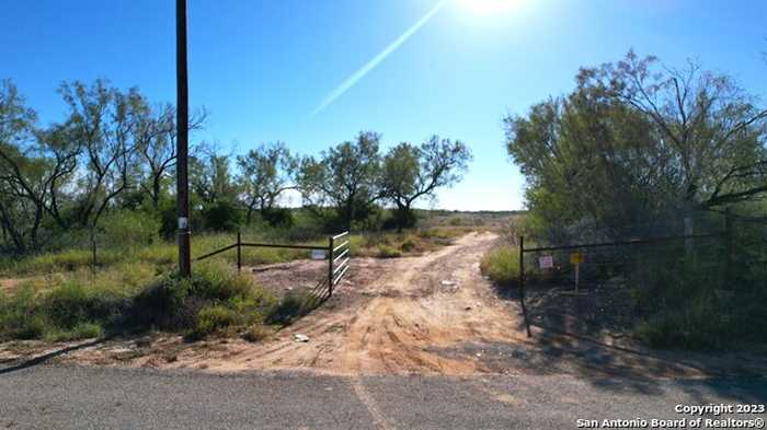 photo 1: 1913 County Road 3000, Pearsall TX 78061