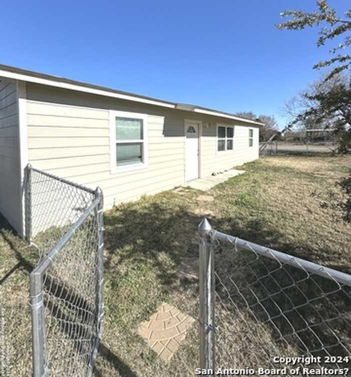 photo 1: 275 E Hutchins ST, La Pryor TX 78872