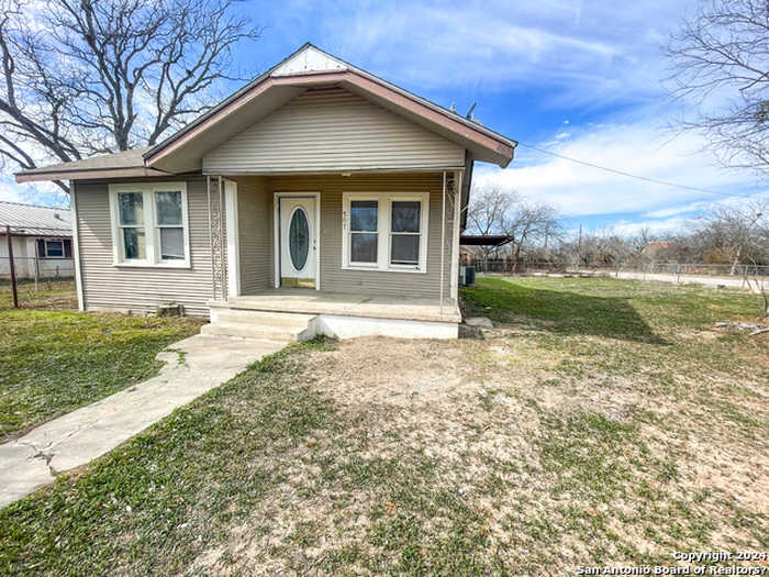 photo 1: 507 N Fort St, Brackettville TX 78832