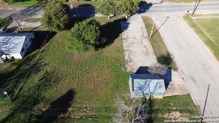 photo 2: 520 E Trinity St, Pearsall TX 78061