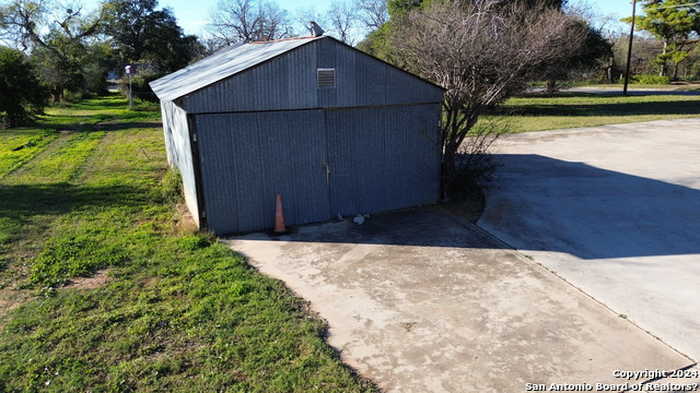 photo 4: 520 E Trinity St, Pearsall TX 78061