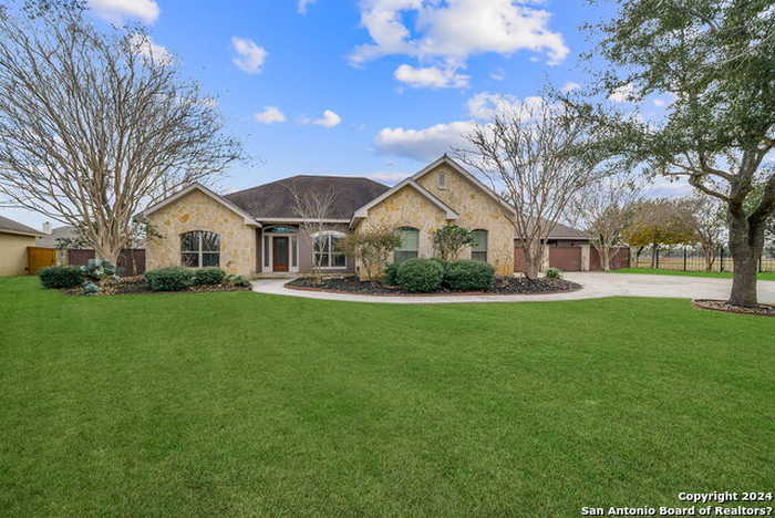 photo 1: 1733 Parkview Dr, Pleasanton TX 78064