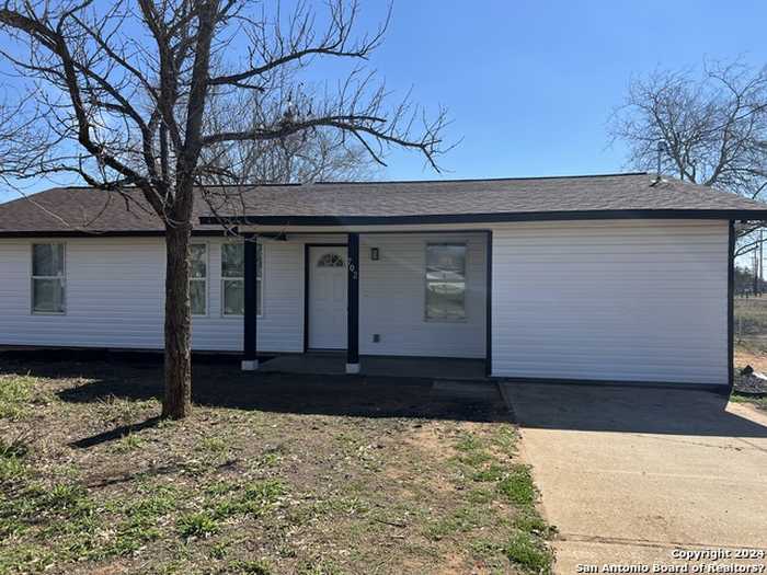 photo 1: 702 Orange St, Jourdanton TX 78026