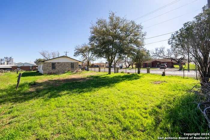 photo 28: 1005 E WESTMEYER ST, Poth TX 78147