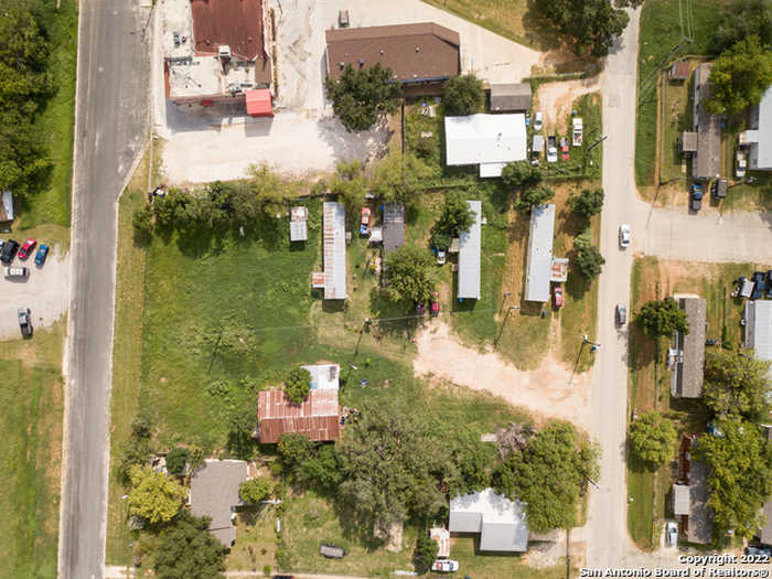 photo 4: 1804 SUTHERLAND SPRINGS RD, Floresville TX 78114