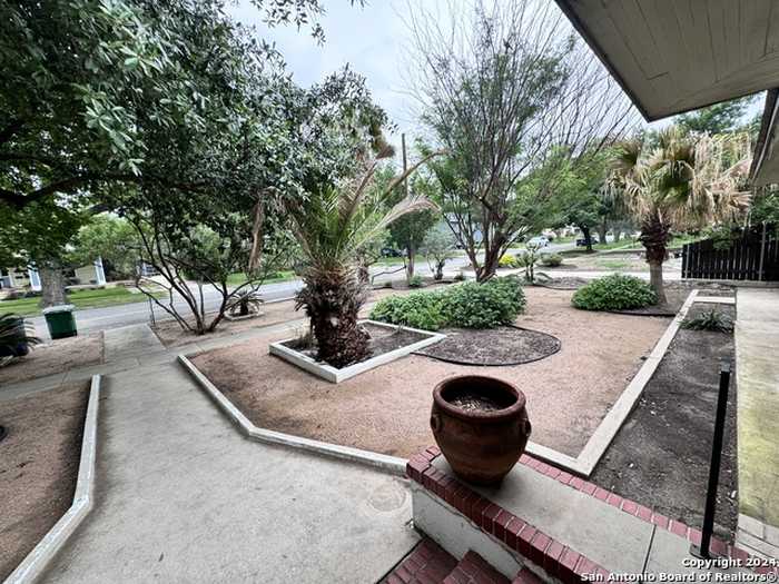 photo 2: 1024 W MISTLETOE AVE, San Antonio TX 78201