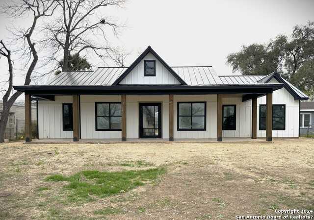 photo 1: 747 N Getty St, Uvalde TX 78801