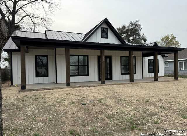 photo 2: 747 N Getty St, Uvalde TX 78801