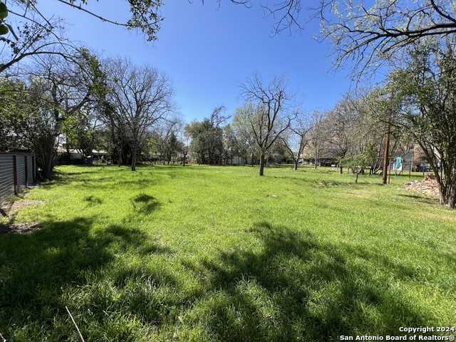 photo 1: 533 N HOUSTON AVE, New Braunfels TX 78130