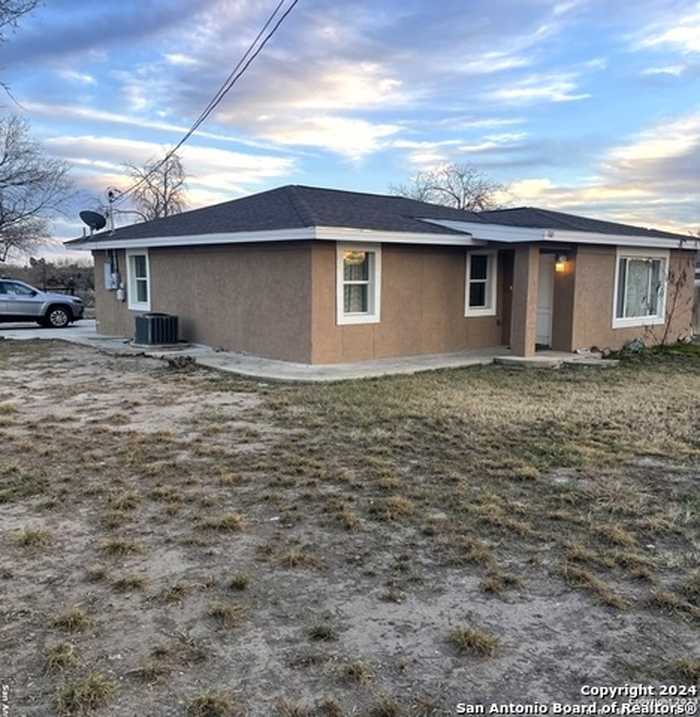 photo 1: 1305 N 1st ST, Carrizo Springs TX 78834