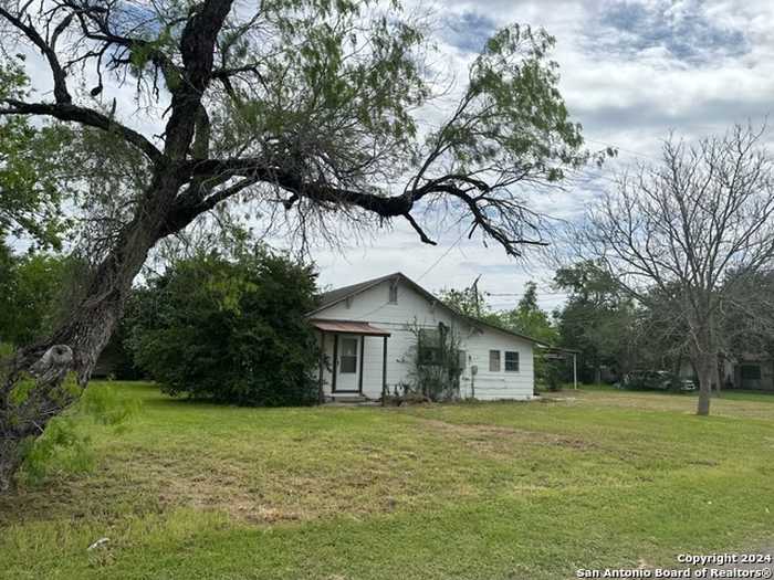 photo 2: 300 E LeRoy, Three Rivers TX 78071