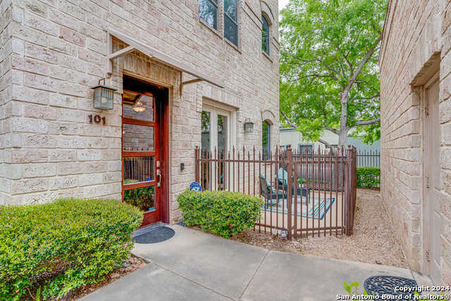 photo 2: 1202 S FLORES ST Unit 101, San Antonio TX 78204