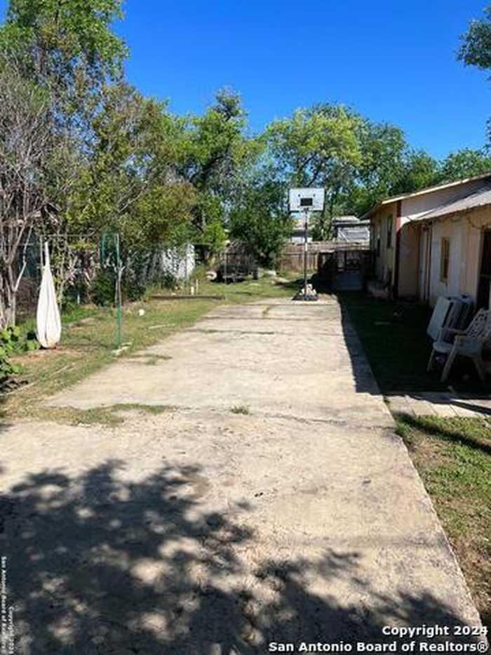 photo 2: 801 N 4TH ST, Carrizo Springs TX 78834