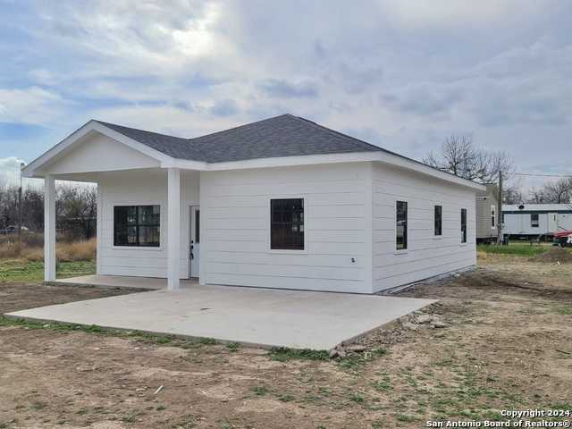 photo 2: 322 S Taylor Ave, La Pryor TX 78872