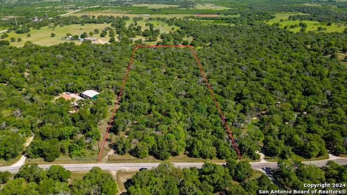 photo 1: 424 TOWER RD, Seguin TX 78155