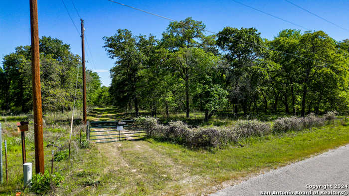 photo 2: 424 TOWER RD, Seguin TX 78155