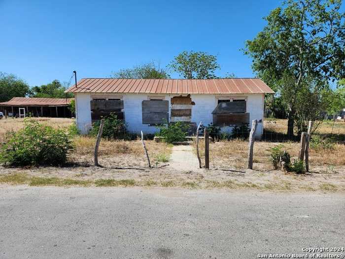 photo 1: 506-600 N Cotulla St., Carrizo Springs TX 78834