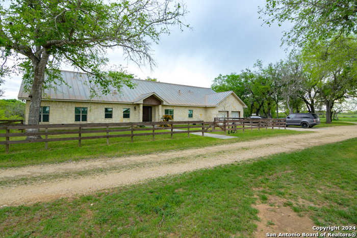 photo 2: 575 Eden Rd, Seguin TX 78155