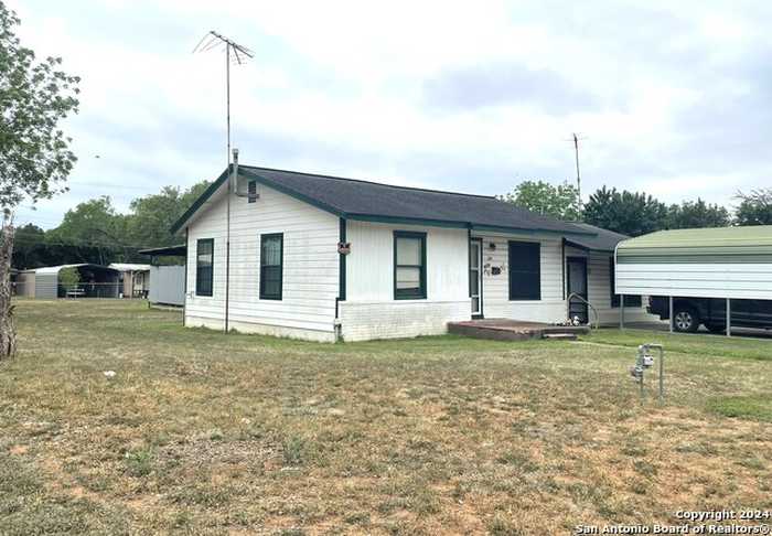 photo 2: 1110 PLUM ST, Jourdanton TX 78026