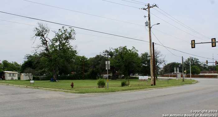 photo 1: 707 Commerce, Pleasanton TX 78064