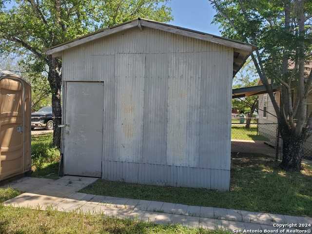 photo 2: 1201 PALMETTO ST, Jourdanton TX 78026