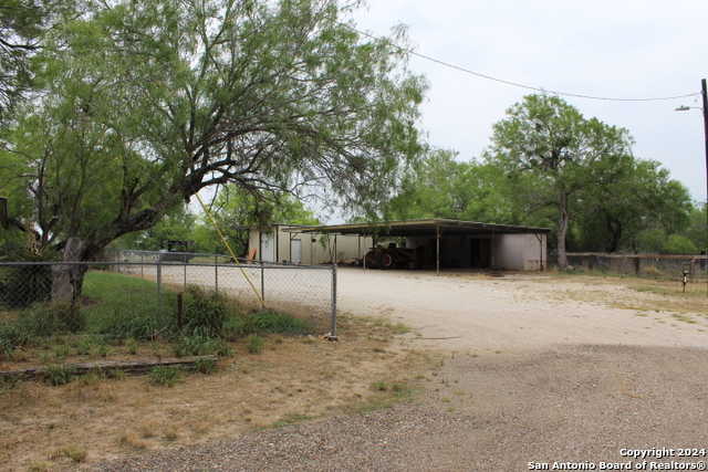 photo 2: 128 Texas St, Fowlerton TX 78021