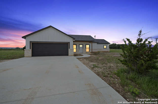 photo 3: 825 Lost Valley Dr, Bandera TX 78003