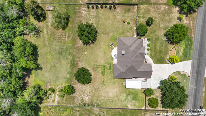 photo 2: 224 WINDWOOD CIR, Seguin TX 78155