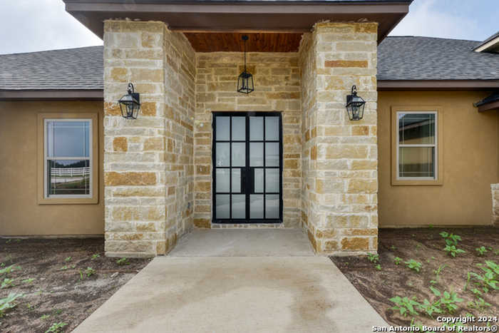 photo 2: 956 Horseshoe Falls, Bandera TX 78003