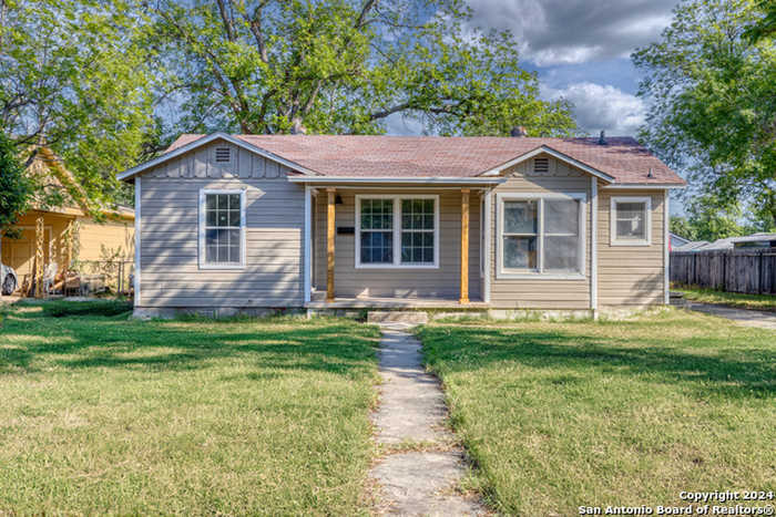 photo 1: 829 MAPLE ST, Uvalde TX 78801