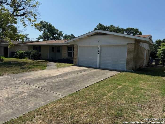 photo 2: 4414 HALL PARK DR, San Antonio TX 78218