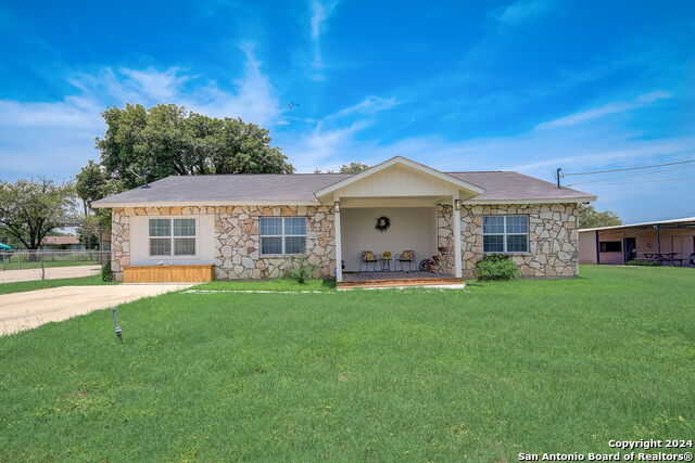 photo 1: 715 Walnut St, Jourdanton TX 78026