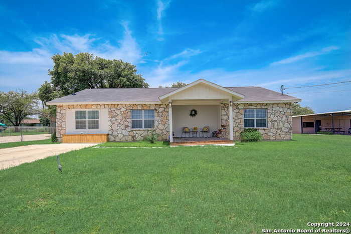 photo 1: 715 Walnut St, Jourdanton TX 78026