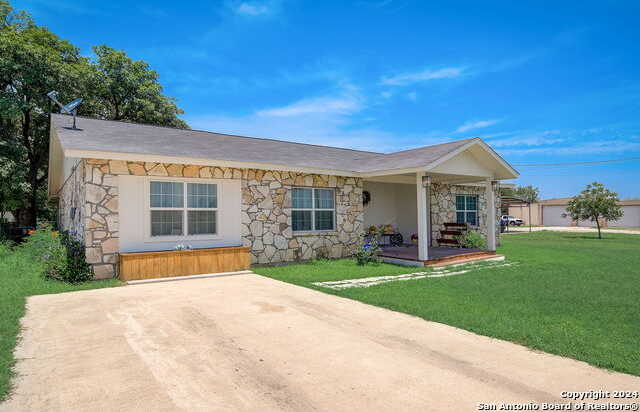 photo 3: 715 Walnut St, Jourdanton TX 78026