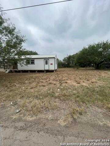 photo 2: 108 E WALKER ST, Carrizo Springs TX 78834