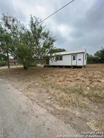 photo 3: 108 E WALKER ST, Carrizo Springs TX 78834