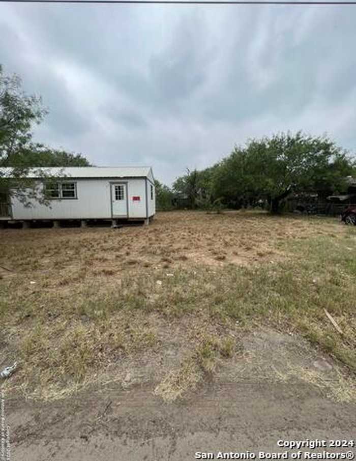 photo 4: 108 E WALKER ST, Carrizo Springs TX 78834