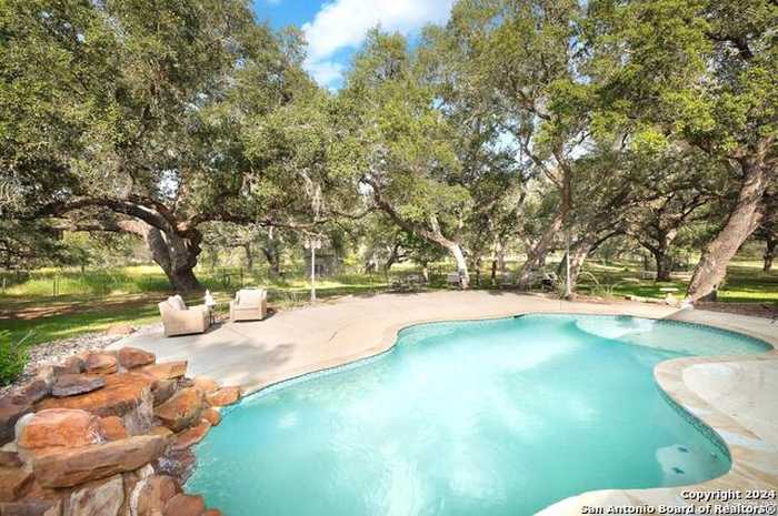 photo 2: 343 Flores Oaks Dr, Floresville TX 78114