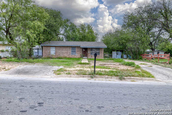 photo 1: 134 Cardwell, Uvalde TX 78801